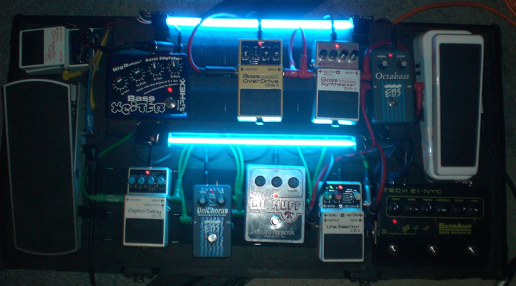 Yes, the leads are colour coded... Yes, the leads are colour coded...